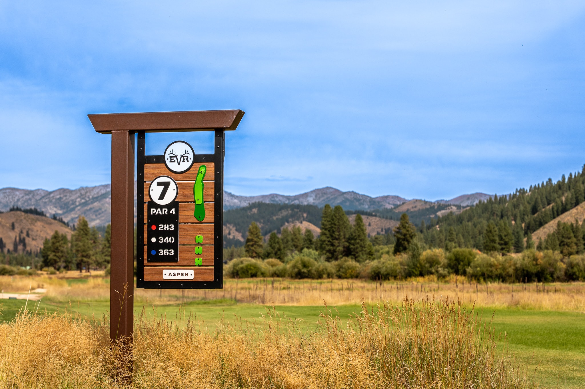 Hole 7 sign with mountains beyond