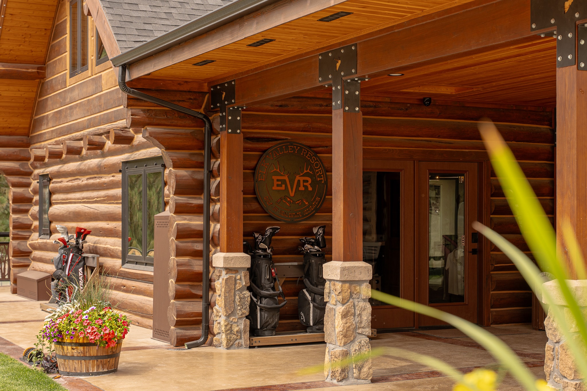 Log walls and covered lodge entrance